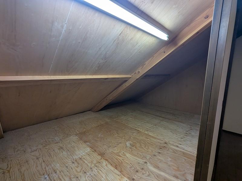 屋根裏収納