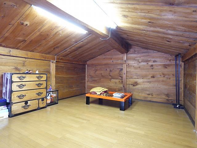 屋根裏収納